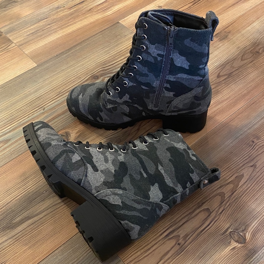 SALE 🎉  True Craft Gray Camouflage Lace up Boots Size 8